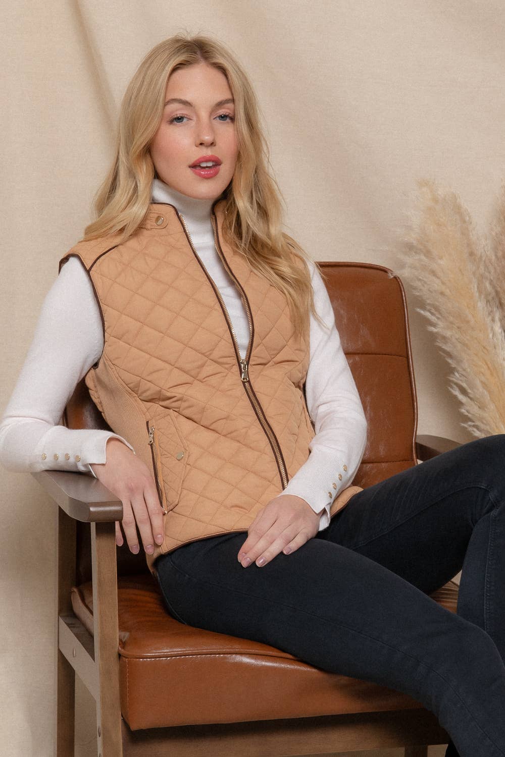 Suede Piping Detail Rib Quilted Padding Vest: TPE-pale taupe / L