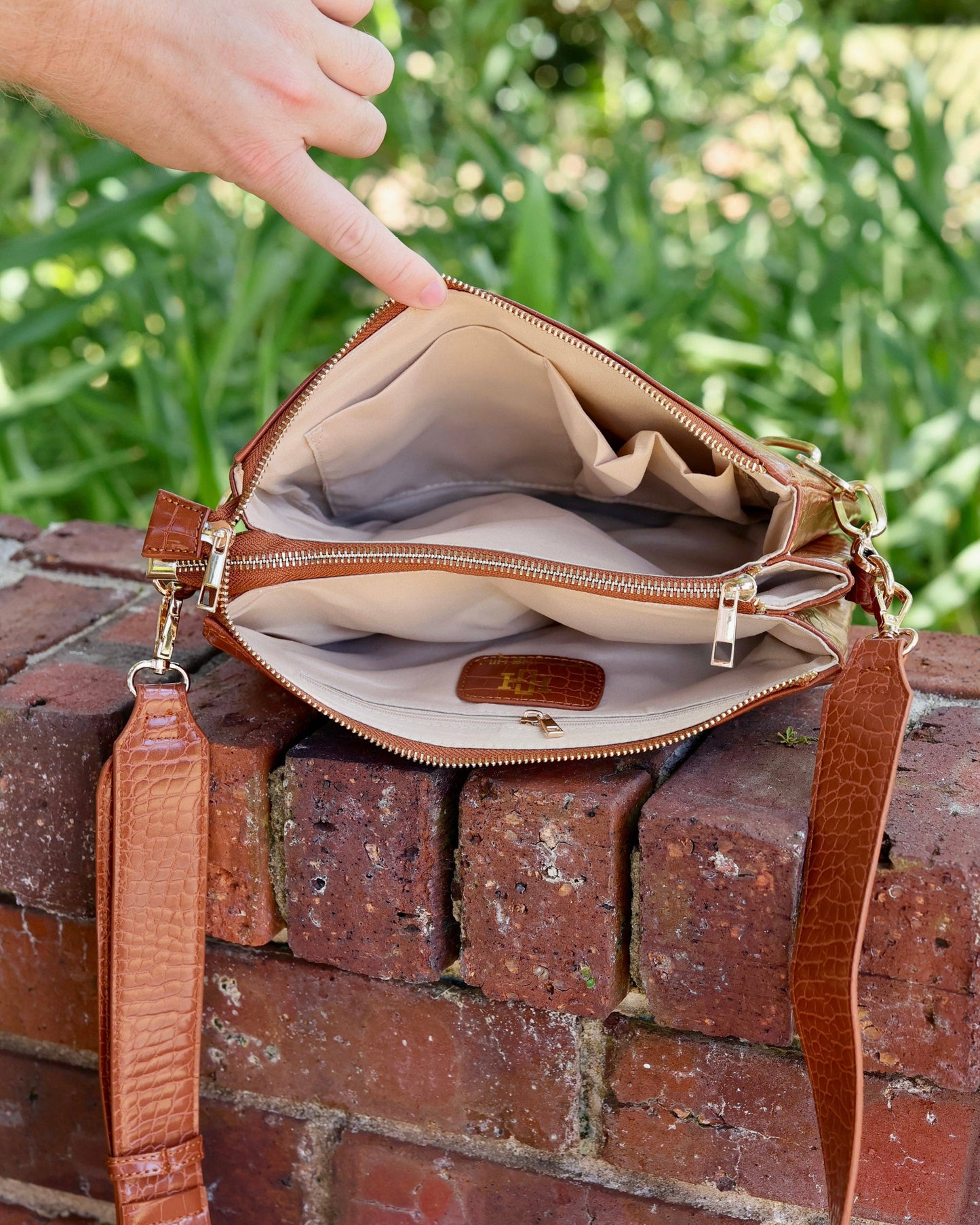 Ariana Crossbody Black EC: Default