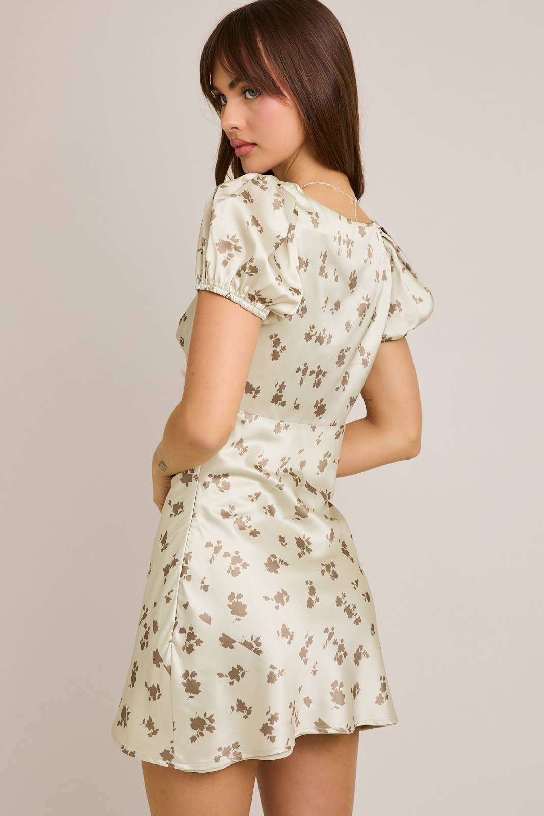 PUFF SLEEVE RUCHED BIAS MINI DRESS: SAGE-DK SAGE FLORAL