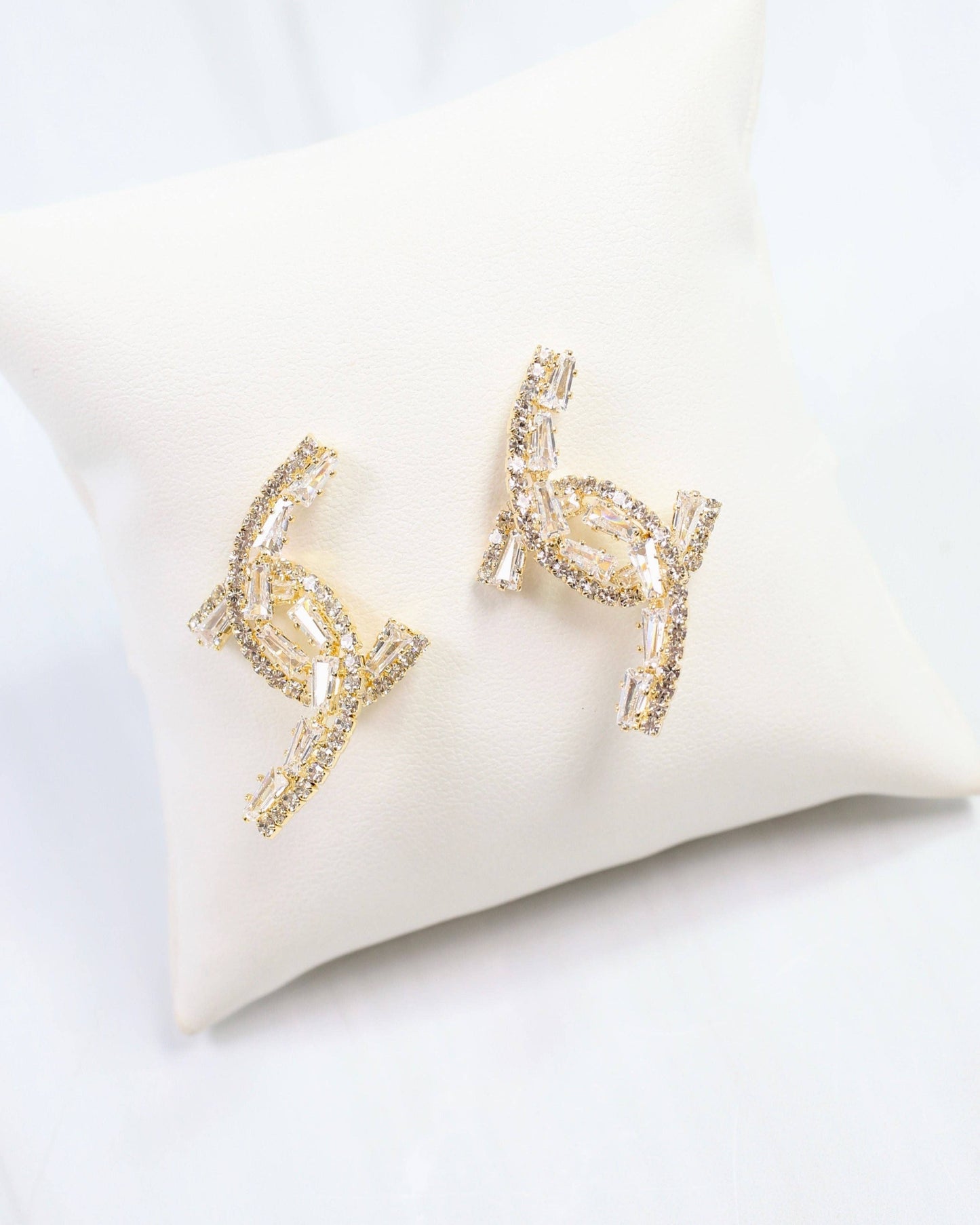 Do the Twist Crystal Earring Gold: Default