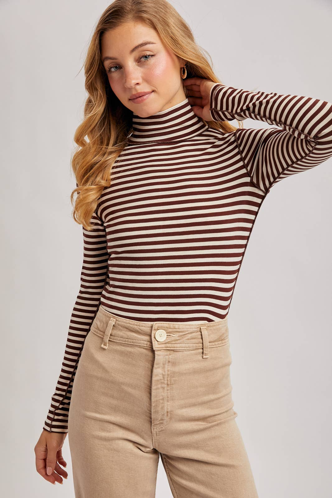 STRIPED TURTLENECK KNIT TOP: BROWN STRIPE