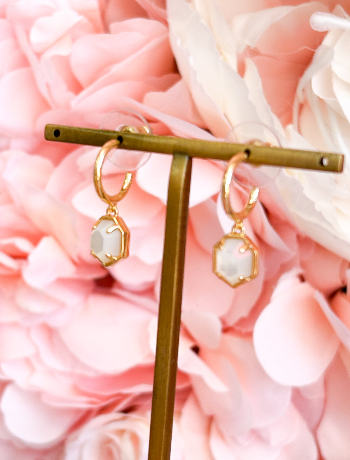 Tomon Huggie Earrings Kendra Scott