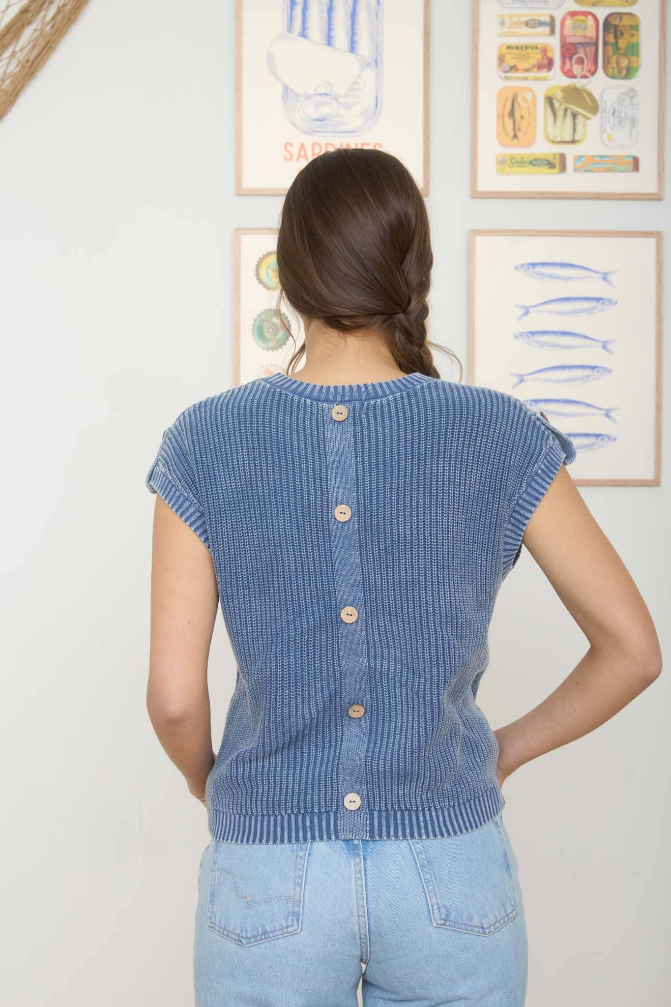 ACID WASHED TAB SLEEVE BACK BUTTON KNIT TOP: INDIGO