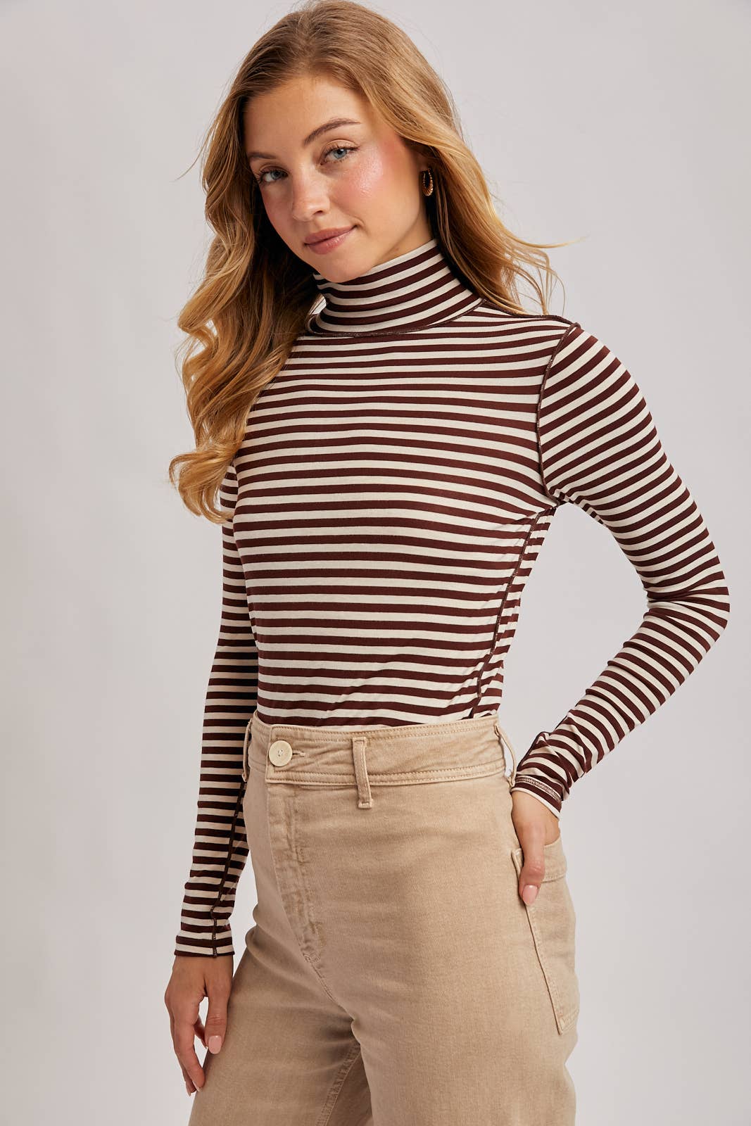 STRIPED TURTLENECK KNIT TOP: BROWN STRIPE
