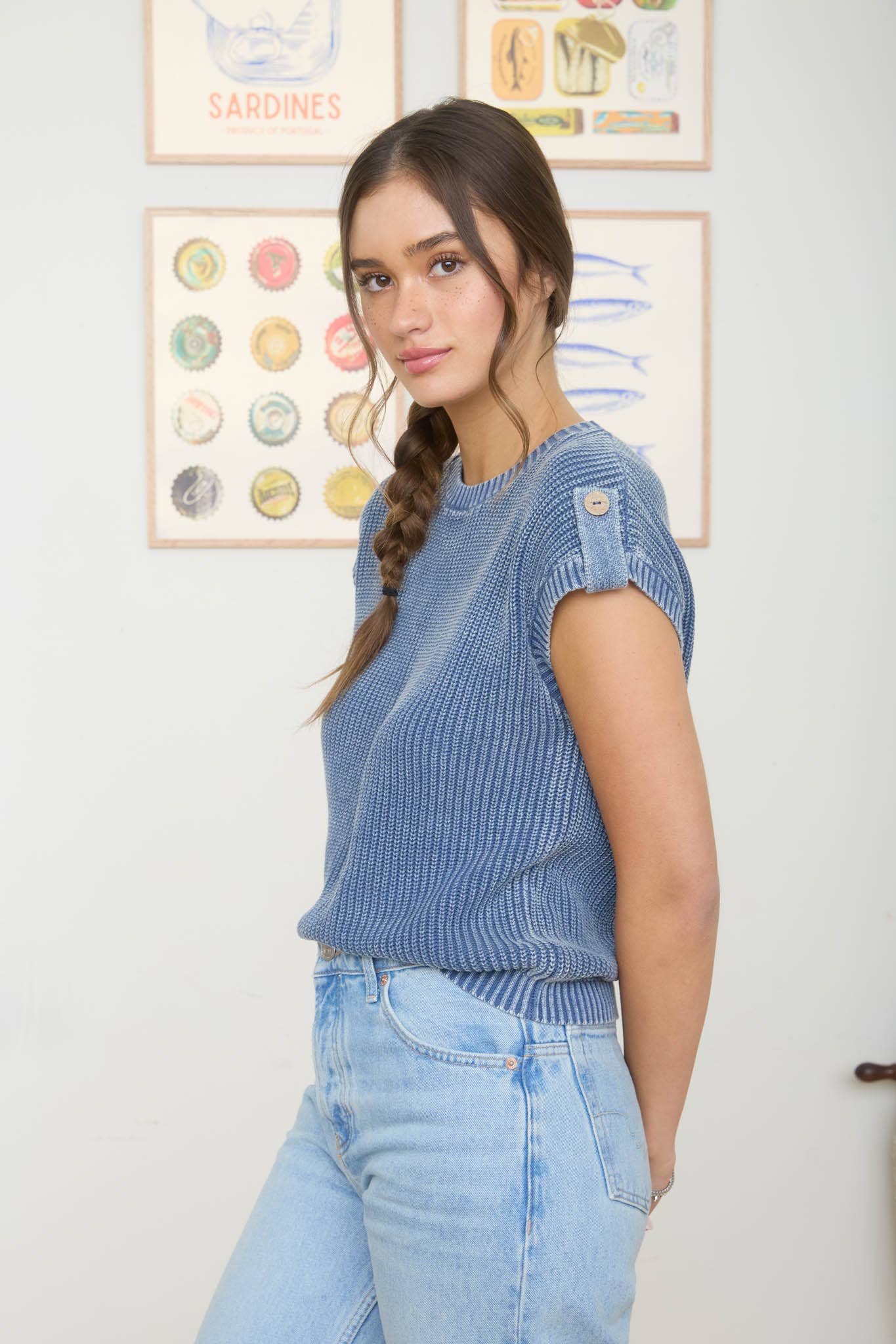 ACID WASHED TAB SLEEVE BACK BUTTON KNIT TOP: INDIGO