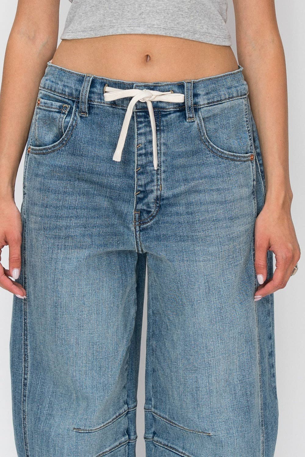 HIGH RISE RELAXED BARREL JEANS: MEDIUM WASH