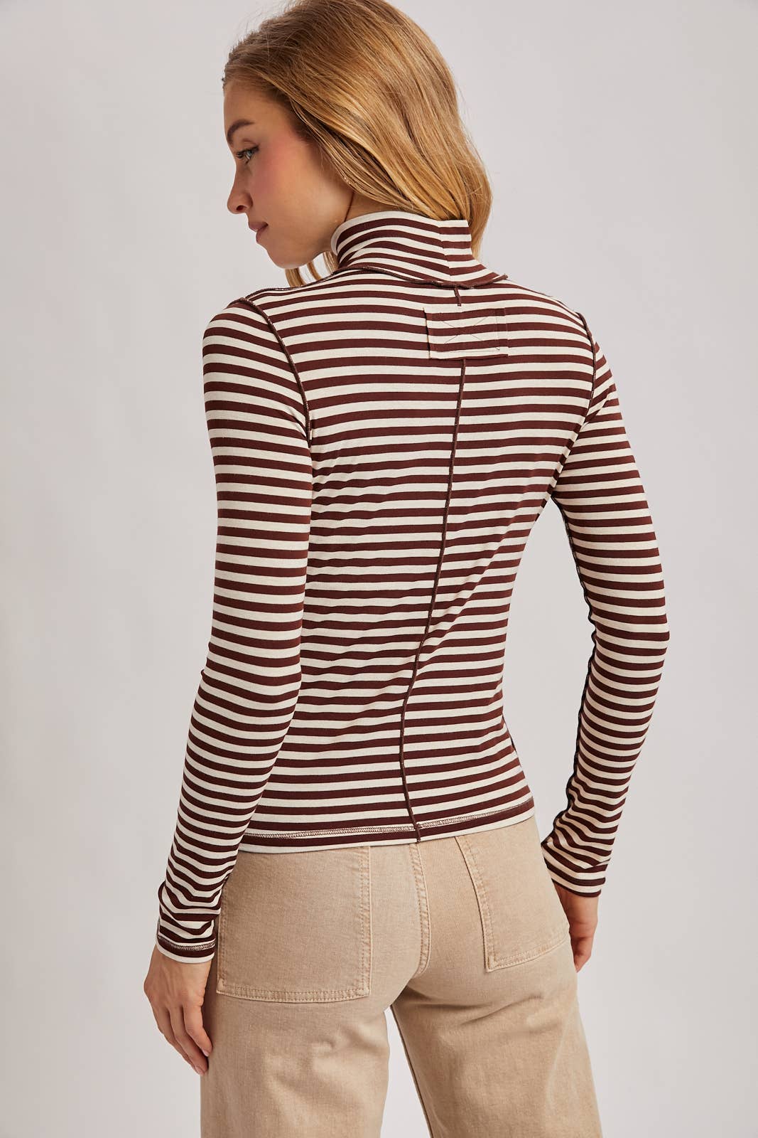 STRIPED TURTLENECK KNIT TOP: BROWN STRIPE