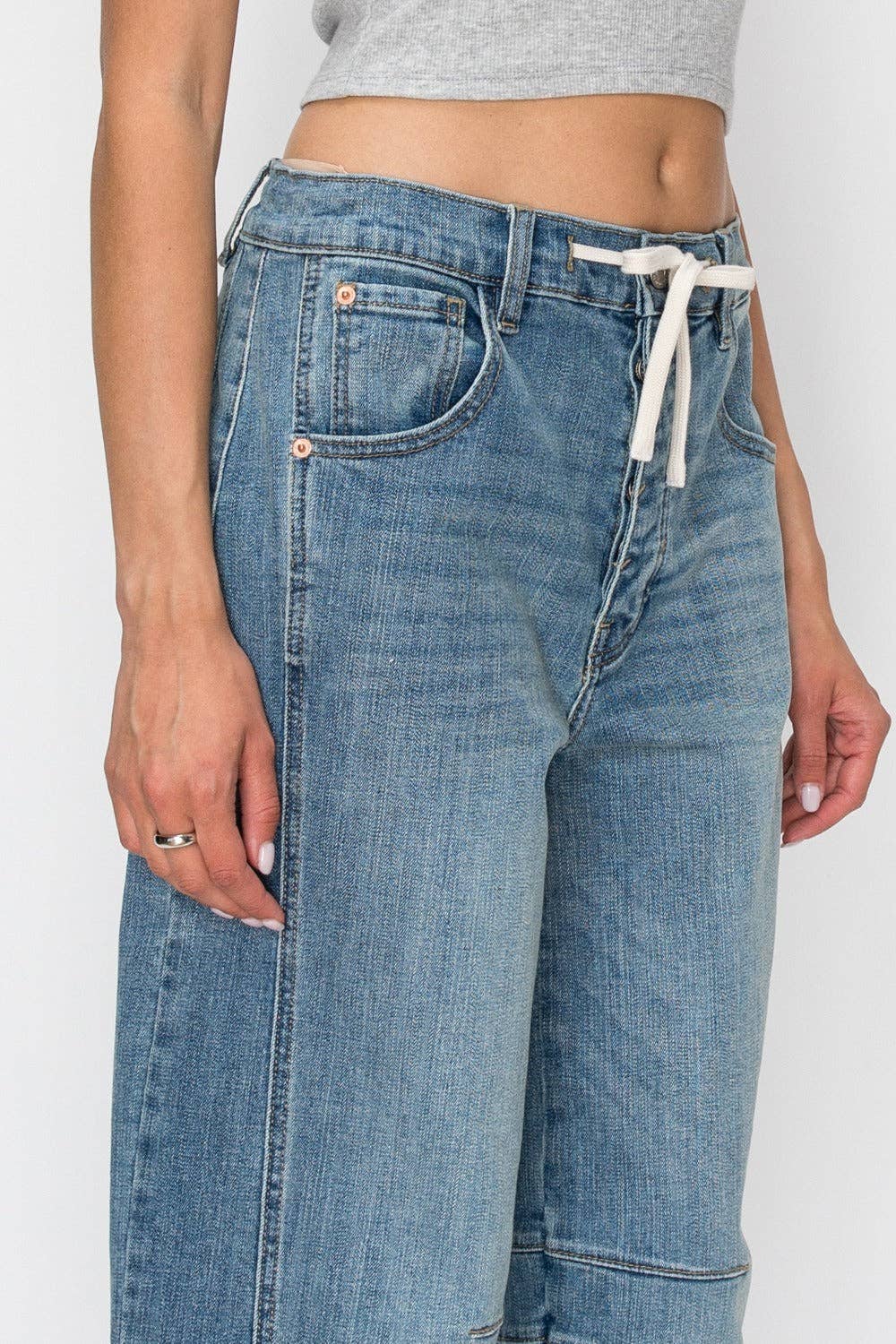 HIGH RISE RELAXED BARREL JEANS: MEDIUM WASH