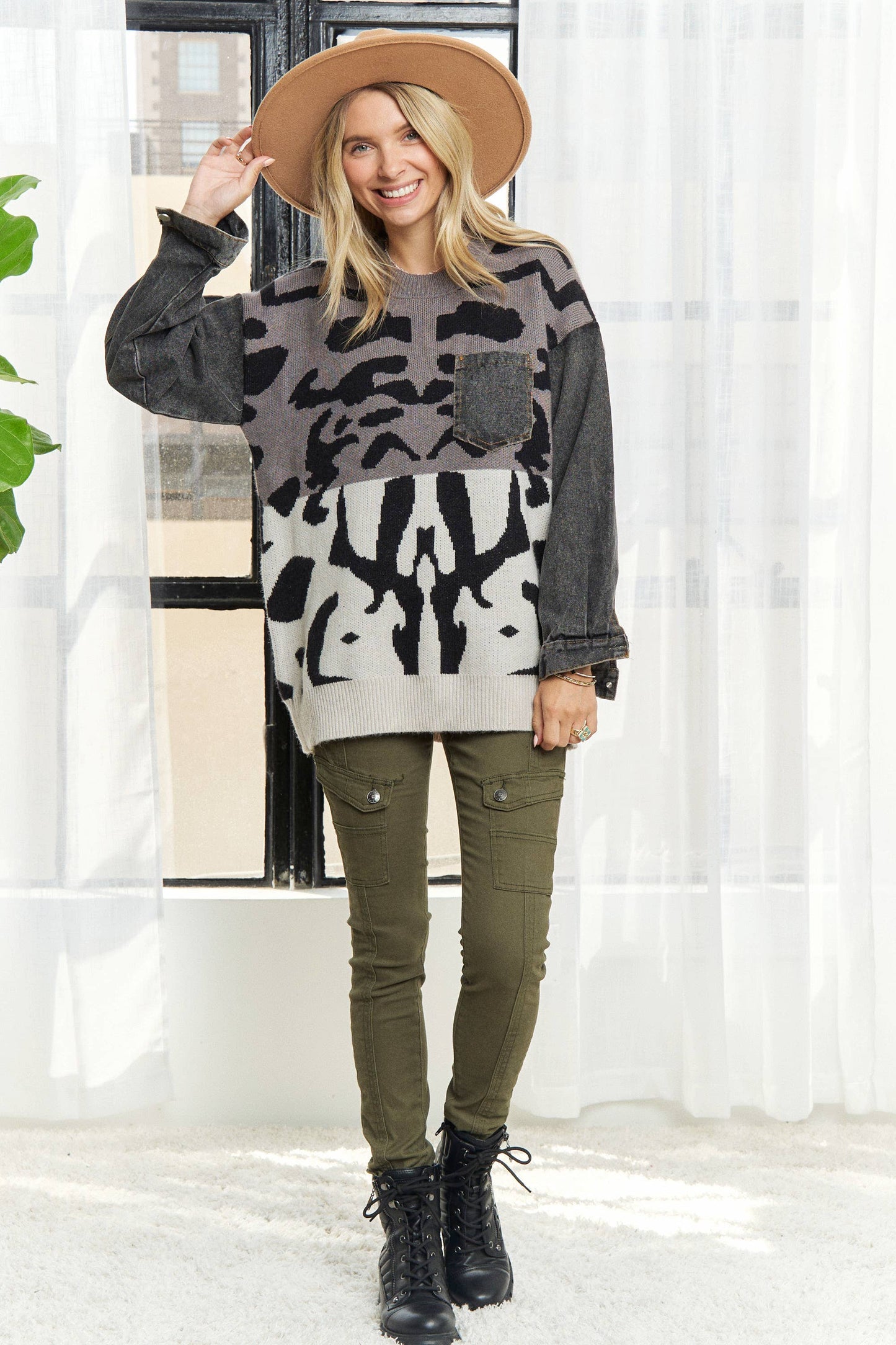 LESW3857-SHOWCASES ANIMAL PRINT SWEATER: BROWN(OLIVE) / ONE