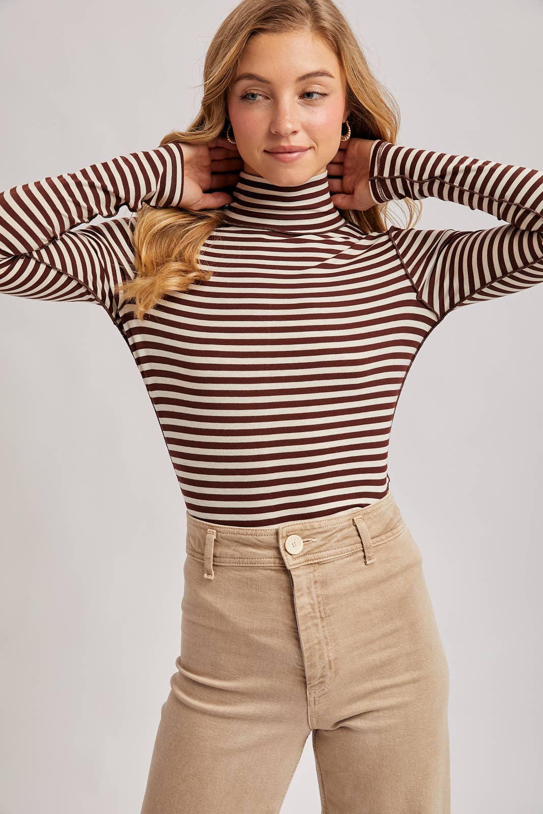 STRIPED TURTLENECK KNIT TOP: BROWN STRIPE