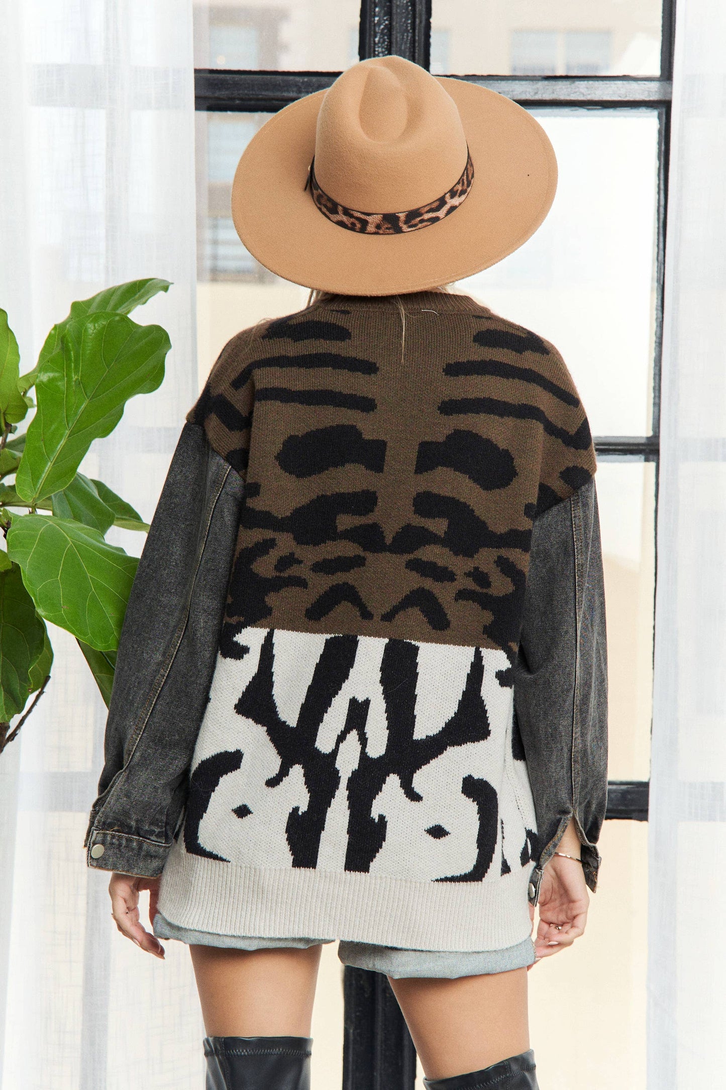 LESW3857-SHOWCASES ANIMAL PRINT SWEATER: BROWN(OLIVE) / ONE