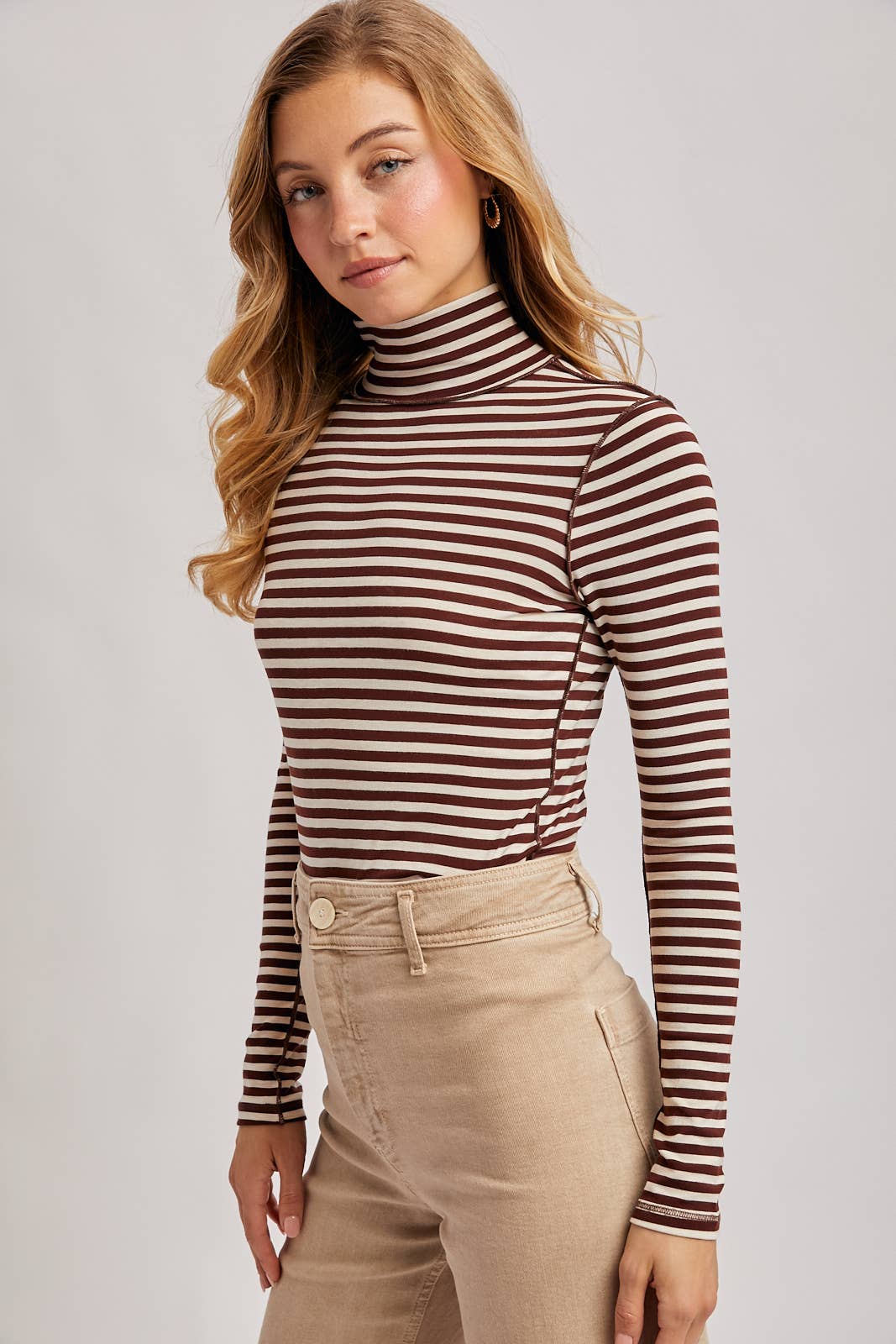 STRIPED TURTLENECK KNIT TOP: BROWN STRIPE