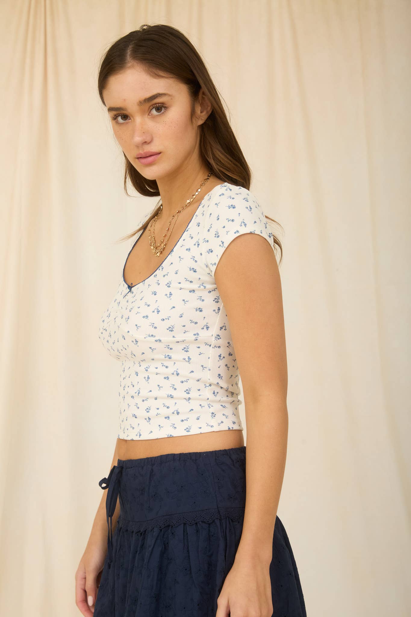 FLORAL TRIM DETAIL SHORT SLEEVE KNIT TOP: IVORY