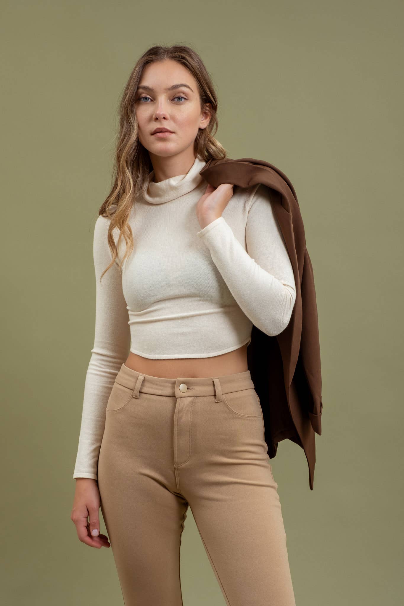 DRAPE TURTLENECK CROPPED KNIT SWEATER: BROWN