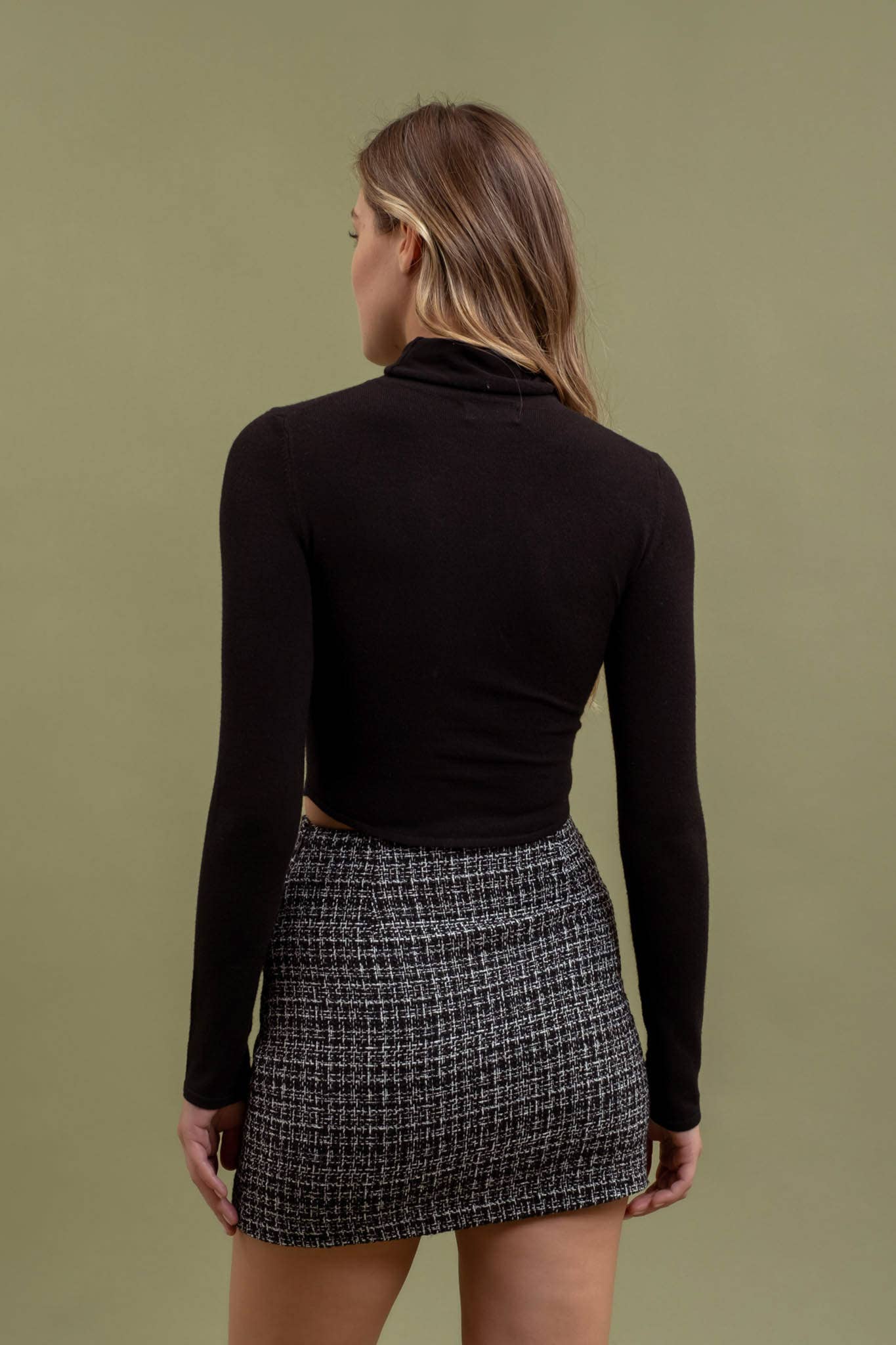 DRAPE TURTLENECK CROPPED KNIT SWEATER: BROWN