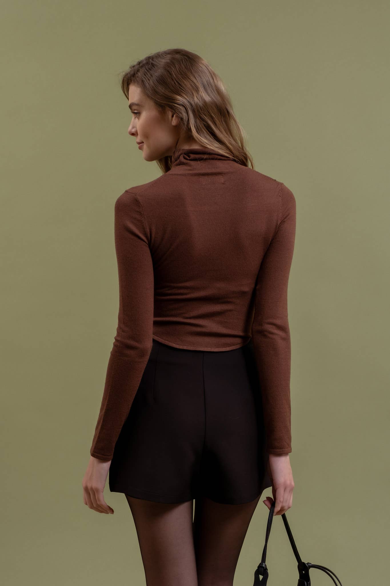 DRAPE TURTLENECK CROPPED KNIT SWEATER: BROWN
