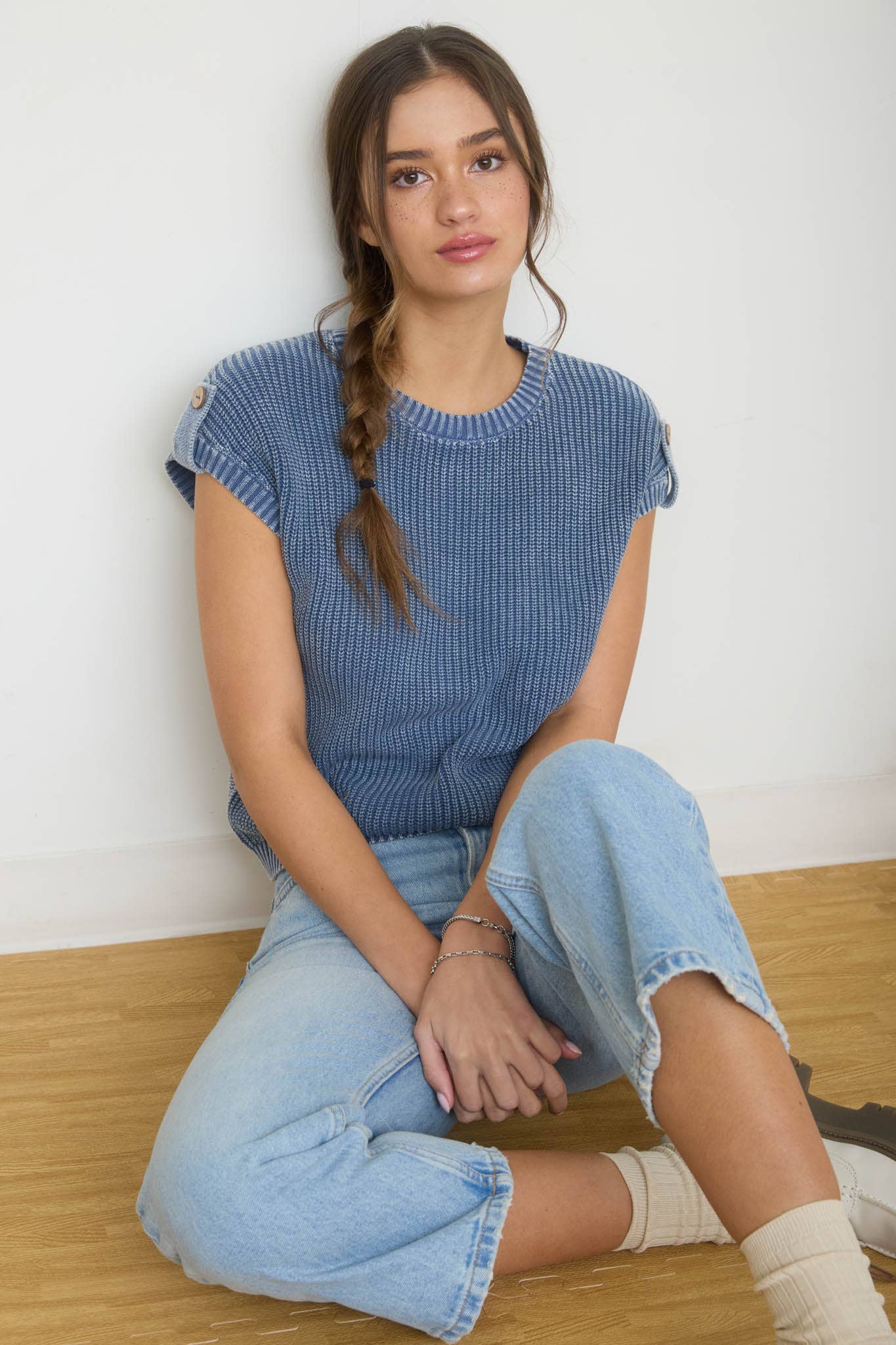 ACID WASHED TAB SLEEVE BACK BUTTON KNIT TOP: INDIGO